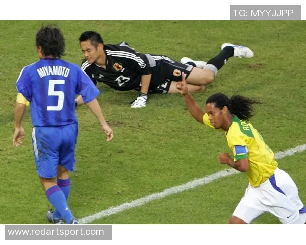 罗纳尔迪尼奥:足球场上的魔术师与巴西足球传奇之路 罗纳尔迪尼奥:足球场上的魔术师与巴西足球传奇之路