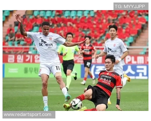 镇江队与江阴队激烈对决展开，胜负悬念引爆全场球迷热情